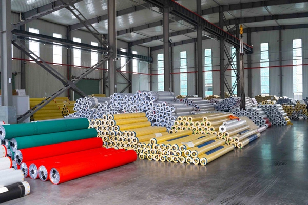 تطبيق مشمع PVC لحمام السباحة